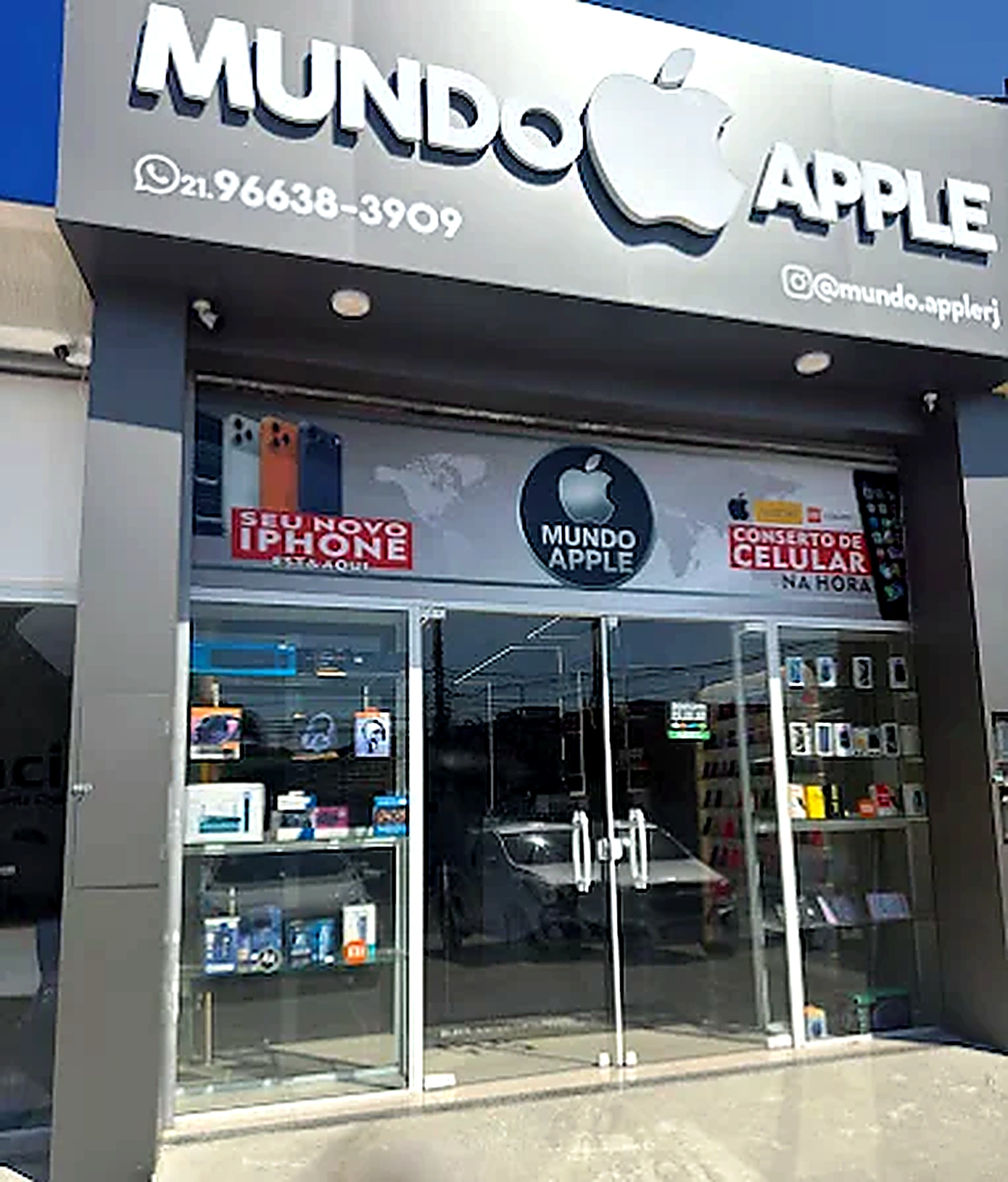 Fachada real da loja Mundo Apple em Santa Cruz, Rio de Janeiro